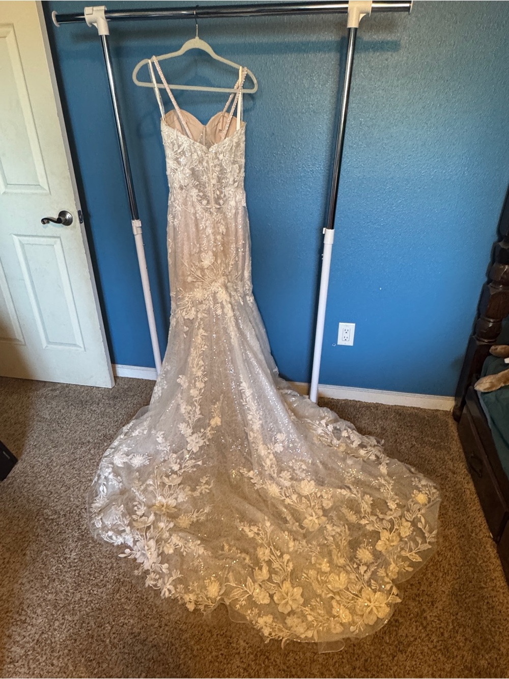 Ivory Lace Mermaid Bridal Gown with Floral Appliqué